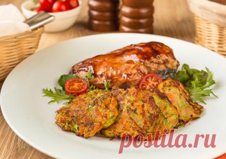 Овощные оладьи Эти простые оладушки - отличный вариант гарнира к мясу или птице. А еще - вполне себе полноценная горячая закуска (добавляем сметану, красную рыбу, игру, соленый творог и далее по волне фантазии). А если убрать из состава яйцо и добавить на пару ложек больше муки, то получится вполне себе постное (оно же вегетарианское) блюдо. Поста тут [...]