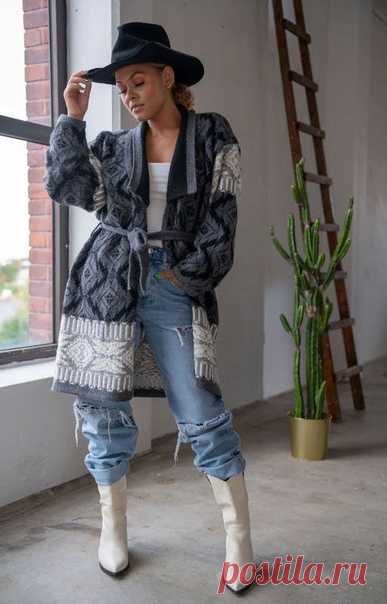 ЖАККАРДОВЫЙ КАРДИГАН МОХАВЕ

РАЗМЕРЫ
XS-S (M-L) XL-XXL

РАЗМЕРЫ ОДЕЖДЫ
Ширина около 106 (123) 141 см
Полная длина около 90 (94) 98 см
Длина рукава примерно 50 (48) 45 см

Перед и спинка вяжутся единым полотном.
Набрать 285 (333) 381 петлю на круговые спицы № 2,5 мм цветом 1.