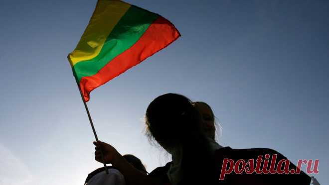 В Литве женщину оштрафовали на €700 из-за публикации портрета Ленина. Общественницу Эрику Швенченене оштрафовали в Литве на €700 (64 тысячи рублей) за публикацию в соцсетях портрета Владимира Ленина с его высказыванием "Учиться, учиться и учиться!" Об этом сообщает ТАСС. В ...