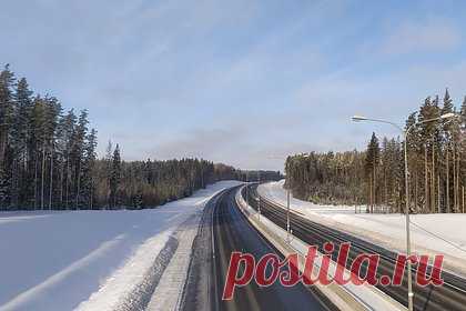 Названы плюсы ВСМ Москва — Петербург. Высокоскоростная магистраль (ВСМ) Москва — Санкт-Петербург сделает жизнь москвичей и петербуржцев комфортнее, позволив им перемещаться между городами практически как на метро, считает вице-спикер Московской городской думы Степан Орлов. Стоимость проезда на поезде составит 7,7 тысячи рублей.