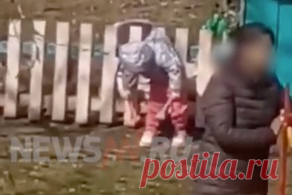 В России повешенную на забор воспитанницу детского сада сняли на видео