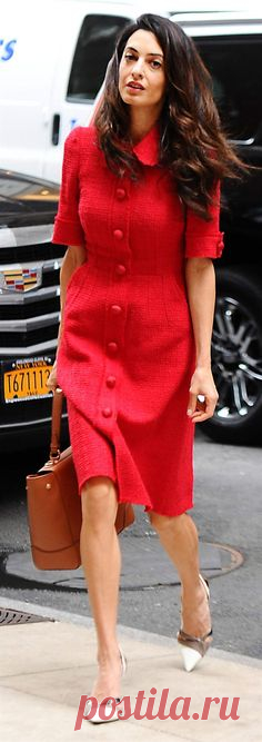Amal Clooney i snygg klassisk kappklänning. Foto: Splash News