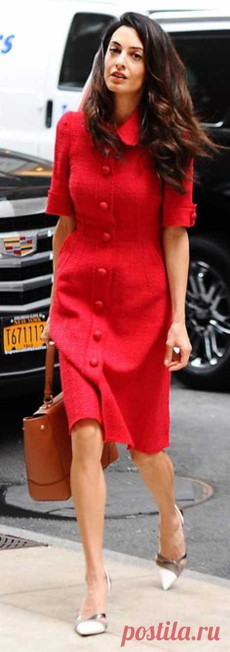Amal Clooney i snygg klassisk kappklänning. Foto: Splash News
