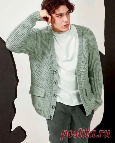 Мужской кардиган с V-образным вырезом, вяжем спицами на пуговицах с V-образным вырезом горловины и карманами выполнен полупатентным узором из мериносовой шерсти.Размеры: S (М) L (XL).Вам потребуется: пряжа Langyarns Merino + (100% мериносовой шерсти; 90 м/50 г) &mdash; 20 (21) 23 (25) мотков серой (Ns 152.0092); спицы № 4 и 4,5: длинные...