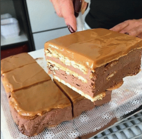 Невероятно вкусный шоколадный тортик без выпечки
Готовиться легко и просто
Ингредиенты: 
500 гр. сухого молока или детской смеси,5 ст. л. какао (можно и больше),250 гр. размягченного сливочного масла,стакан воды,6 ст. л. сахара,4 - 5 стандартных пачек печенья к чаю. 
Приготовление: 
Вообще тортик чем то напоминает "птичье молоко" благодаря молочной составляющей в рецепте. 
Ну а мы для начала смешиваем сухое молоко, какао и масло, доводя до равномерной консистенции (сначала лучше сахар с как