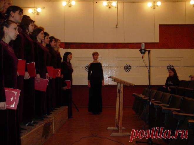 Анна Серова. «Ординариум» для женского хора и фортепиано на тексты латинской мессы и заговоров Натальи Степановой. Исполняет женская группа муниципального камерного хора г. Магнитогорска под руководством Надежды Артемьевой. Солистка - Юлия Рогова. 2006.