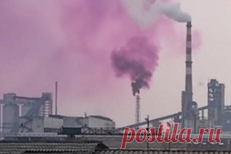 Странное пурпурное облако окутало город и напугало жителей. Выброс неизвестного вещества из труб завода по производству удобрений Junma Chemical Industry в городе Жумадиане попал на видео 14 февраля, в день всех влюбленных. Дым странного цвета вызвал у горожан опасения за здоровье. На одном из роликов пурпурное облако появляется над озером и стелется над его поверхностью.