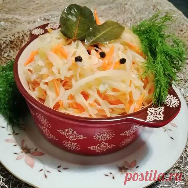 МАРИНОВАННАЯ КАПУСТА ПО-ДЕРЕВЕНСКИИ. Получается сочной, хрустящей и очень вкусной! Она бесспорно должна понравится всей семье! 
Нам понадобится:
🥕Капуста 1.5 кг
🥕Морковь 200гр
🥕Чеснок 5-6 зубчиков
🥕Лавровый лист 3шт
🥕Черный перец горошком 20шт
🥕Вода 1 литр
🥕Соль 2 ст.ложки
🥕Масло растительное 100гр
🥕Уксус 9% 100гр
Капусту нашинковать, морковь натереть на тёрке по корейски. Чеснок нарезать пластинками. Всё перемешать, добавить чёрный перец и лавровый лист. Выложить...