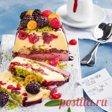Mamma Mia!!! Semifreddo! 
Семифреддо с  апельсином, ежевикой, шалфеем, фисташками и шоколадом. Приготовим?:)

Слой с апельсином:
️3 больших желтка
️70 гр сахара
️Щепотка соли
️125 гр апельсинового пюре
️155 гр сливок 33%
️50 гр итальянской меренги

Пюре прогреть до 85С°. Сахар смешать с желтками и щепоткой соли, вмешать пюре апельсина, поставить на водную баню и взбивать до плотности. Снять с огня и поставить на ледяную баню. Охладить до комнатной температуры, периодически...
