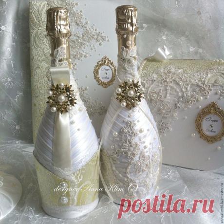 Костюмы на бутылки из коллекции 'Версаль' Купить или заказать Костюмы на бутылки из коллекции 'Версаль' в интернет-магазине на Ярмарке Мастеров. Стоимость указана только за декор! Бутылки заказчик покупает сам и привозит мастеру для дальнейшего декорирования! Возможны варианты цвета! Костюмы делаются непосредственно на бутылках! Основные элементы декоры: свадебное кружево, жилеточка из блестящей парчи, броши. Цветовая гама: айвори, беж, золото.