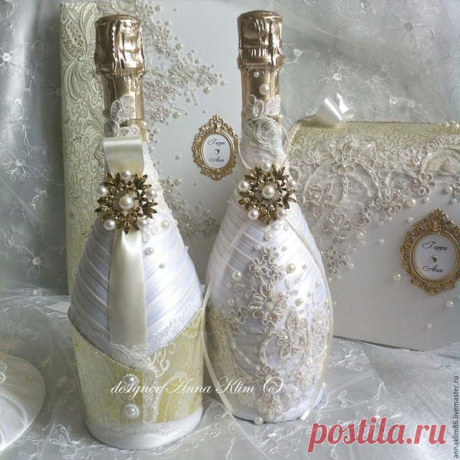 Костюмы на бутылки из коллекции 'Версаль' Купить или заказать Костюмы на бутылки из коллекции 'Версаль' в интернет-магазине на Ярмарке Мастеров. Стоимость указана только за декор! Бутылки заказчик покупает сам и привозит мастеру для дальнейшего декорирования! Возможны варианты цвета! Костюмы делаются непосредственно на бутылках! Основные элементы декоры: свадебное кружево, жилеточка из блестящей парчи, броши. Цветовая гама: айвори, беж, золото.