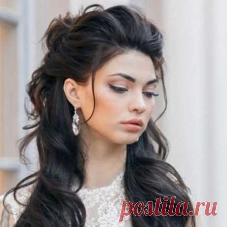 Вечерние прически на выпускной 2018 года На выпускном балу укладка придаст образу завершенности. Каждая девушка стремится выглядеть идеально — женственно и красиво. Поэтому вечерние прически на выпускной подбирают не менее тщательно, чем нар...