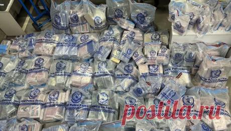 Полиция нашла в квартире у мужчины кокаин на миллиард долларов. В Сиднее полицейские, приехавшие на вызов из-за незаконного проникновения в частное владение, совершенно случайно обнаружили рекордную партию кокаина. Об этом сообщает ABC News. Патрульные заметили в паркинге частного владения в Сиднее ...