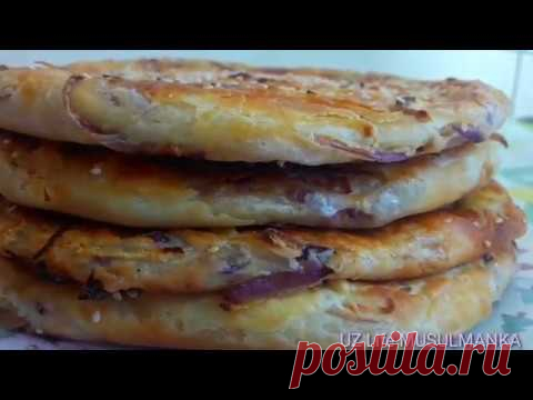 Слоёные лепёшки с луком Ингредиенты 500гр - мука1ст.л - соль 1ст.л- дрожжи 1,5 ст- вода Для начинки Лук-4шт1ст.л- сольЧер перец по вкусу