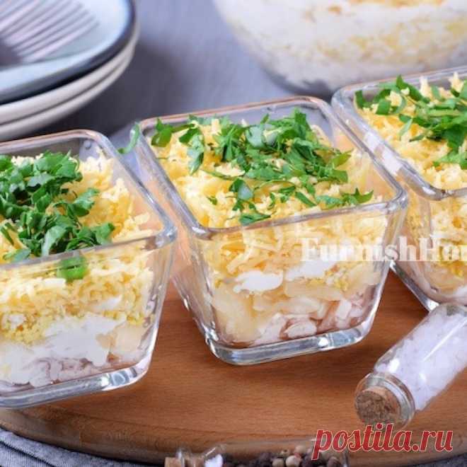 Слоеный салат с курицей, сыром и ананасами Слоеный салат с курицей, сыром и ананасами  - закуска, известная не только в этом варианте. Не менее популярны вариации с добавлением чеснока или грецкого ореха.