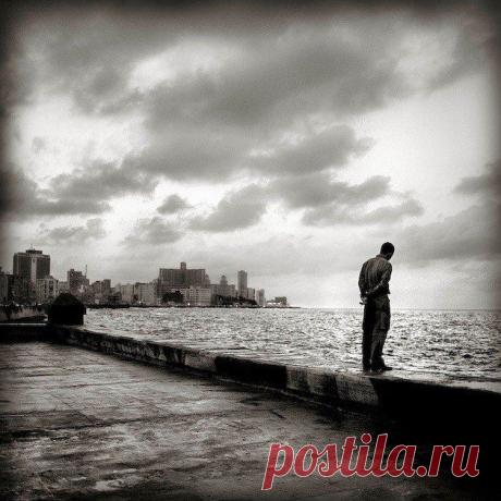 На блёстку дней, зажатую в руке,
Не купишь Тайны где-то вдалеке.
А тут - и ложь на волосок от Правды,
И жизнь твоя - сама на волоске.......