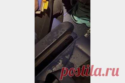 Пассажирка провела полет в коричневой луже и назвала это «китайской пыткой». Пассажирка Southwest Airlines провела полет в луже неизвестной жидкости. Еще при входе в самолет девушка заметила, что бортпроводники вытирали багажную полку над ее креслом бумажными салфетками. Через несколько минут она оказалась в луже коричневой жидкости, которая капала на нее из чьей-то сумки.