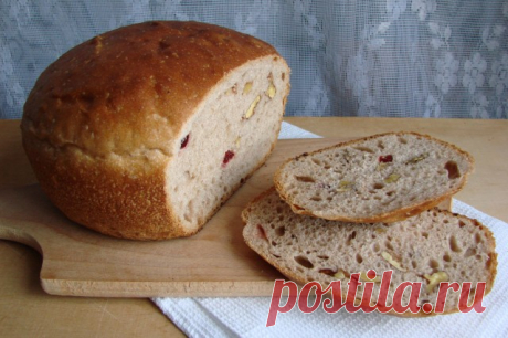 Пряный хлеб с красным вином, грецкими орехами и клюквой