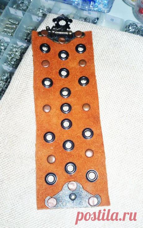 Кусочек замши, клёпки, люверсы и ... замочек для шкатулки - час работы и оригинальный, симпатичный браслетик готов!