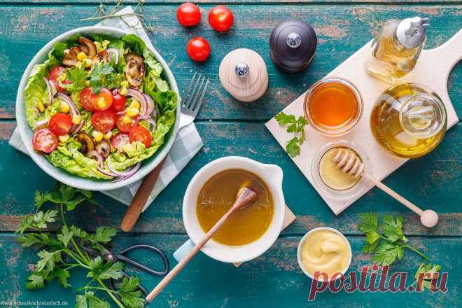 Ein echter Salatdressing Klassiker, mein Honig Senf Dressing! Mit wenigen Zutaten in 5 Minuten selbst gemacht. Das würzige Dressing mit der süßen Honig-Note ist der perfekte Begleiter für alle Salate.