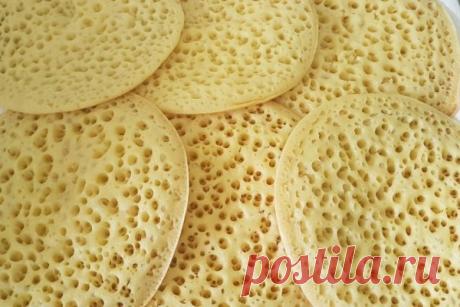 Эти блины жарятся лишь с одной стороны! вместо теста — миска объемной пены… Эти губчатые блины привлекают не только оригинальным внешним видом, но и нежным, необыкновенным вкусом и ароматом.

В Марокко блины на дрожжах багрир очень популярны, их пекут и продают прямо на улице в огромном количестве!

Отличительная черта марокканского блина — это бледный, не поджаренный ц