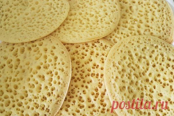 Эти блины жарятся лишь с одной стороны! вместо теста — миска объемной пены… Эти губчатые блины привлекают не только оригинальным внешним видом, но и нежным, необыкновенным вкусом и ароматом.

В Марокко блины на дрожжах багрир очень популярны, их пекут и продают прямо на улице в огромном количестве!

Отличительная черта марокканского блина — это бледный, не поджаренный ц