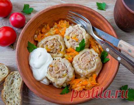 Рецепт штрудлей с мясом и картофелем с фото пошагово на Вкусном Блоге. Тонкое пельменное тесто рулетом заворачивается начинка - мясной фарш с луком и мелко нарезанной картошкой. Быстрее, чем пельмени. Лаваш несладкий вместо теста. Замораживать сырыми как пельмени. Вместо картофеля можно по сезону добавить тыкву. 

Источник: https://www.vkusnyblog.com/recipe/shtrudli-s-myasom-i-kartofelem/