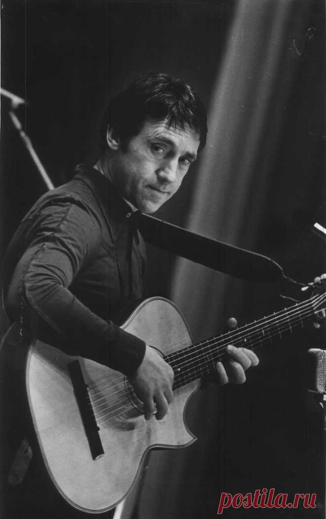 «Пусть звучит над Москвою охрипший его баритон, ну а мы вместе с ним посмеемся и вместе поплачем», — эти строки Булат Окуджава посвятил самому любимому и самому популярному в России поэту и исполнителю Владимиру Высоцкому.