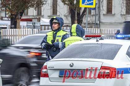 Появились подробности о ДТП с участием сенатора от Татарстана. Сенатор от Татарстана Геннадий Емельянов самостоятельно выбрался из авто после ДТП на 75-м километре трассы Чистополь — Нижнекамск и оставался в сознании до приезда бригады медиков. Такие подробности появились у издания Baza. Сенатор пересек сплошную линию и начал обгон на участке трассы, где это запрещено.