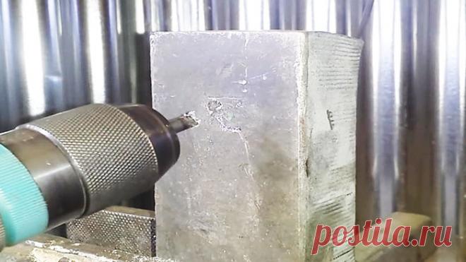 Как извлечь обломок сломанного сверла (5 способов) Никто не застрахован от такой досадной неудачи как слом сверла во время работы. И не так жалко сверло, как деталь, которая в это время обрабатывалась. Если обломок сверла сломался с торчащим хвостом, то извлечь его не так уж и сложно. А вот если кончик обломка утонул в металле, то все гораздо