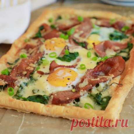 Закусочный пирог из слоеного теста с беконом и яйцами - рецепт с фото пошагово Закусочный пирог из слоеного теста с беконом и яйцами - пошаговый кулинарный рецепт приготовления с фото, шаг за шагом.