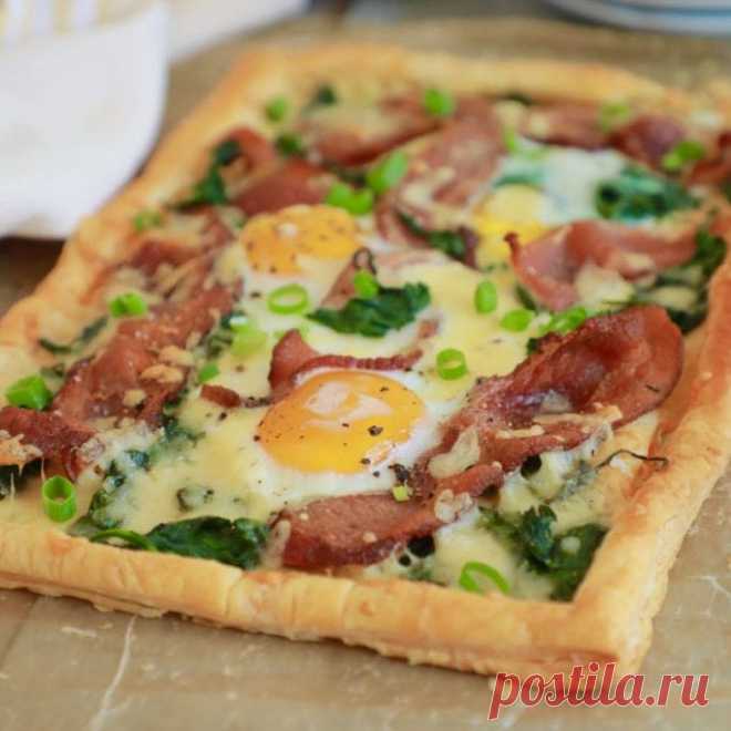 Закусочный пирог из слоеного теста с беконом и яйцами - рецепт с фото пошагово Закусочный пирог из слоеного теста с беконом и яйцами - пошаговый кулинарный рецепт приготовления с фото, шаг за шагом.