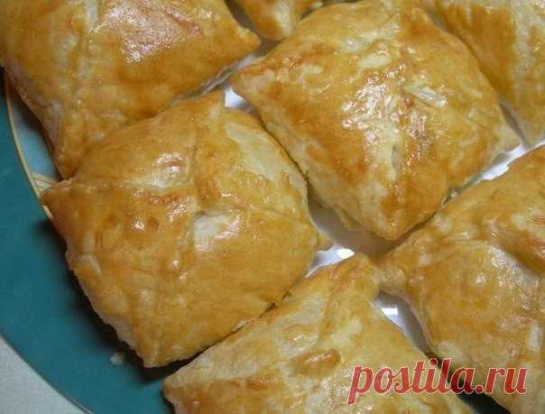Быстрое угощение к приходу гостей — курочка в конвертике 


Очень вкусно и сытно!









Ингредиенты:
две пластинки готового слоеного тестафиле курицы — 400 граммморковь — 1 штукалук — 2-3 штуки1 ст. ложка яблочного уксусаспеции для курицысоль и перец — п…