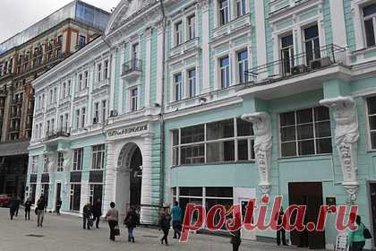 Артисты театра имени Ермоловой пожаловались на новые увольнения. Российская актриса Елена Бурханова-Калинина пожаловались на новые увольнения в театре имени Ермоловой. Известно, что ранее под сокращение попали восемнадцать участников труппы, позже восстановивших свои должности через суд. В настоящее время некоторым артистам грозит исключение из культурного учреждения из-за прогулов.