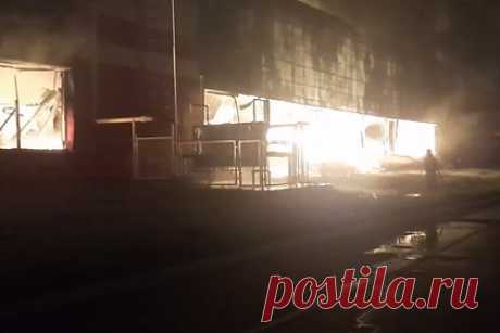 МЧС назвало причину крупного пожара в цехе в Тольятти. Причиной пожара на предприятии «Феррони» в Тольятти могло стать нарушение технологического процесса, сообщил начальник ГУ МЧС по Самарской области Олег Бойко. По его словам, сейчас возгорание в покрасочном цехе локализовано на площади в 20 тысяч квадратных метров, Работает 14 звеньев газодымозащитной службы.