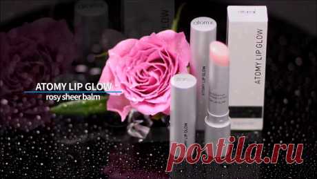 Блеск для губ Atomy Lip Glow на 50% состоит из питательных и увлажняющих эссенций, придаёт губам живой розовый оттенок и лёгкий ванильный аромат. Помимо декоративной и увлажняющей функции также обладает солнцезащитными свойствами (SPF15), что очень необходимо для губ, поскольку они очень чувствительны к ультрафиолету и, если их не защищать, со временем тускнеют, становятся сухими, покрываются морщинками и теряют форму. Блеск для губ Atomy Lip Glow поможет сберечь Ваши губы!