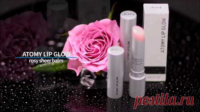 Блеск для губ Atomy Lip Glow на 50% состоит из питательных и увлажняющих эссенций, придаёт губам живой розовый оттенок и лёгкий ванильный аромат. Помимо декоративной и увлажняющей функции также обладает солнцезащитными свойствами (SPF15), что очень необходимо для губ, поскольку они очень чувствительны к ультрафиолету и, если их не защищать, со временем тускнеют, становятся сухими, покрываются морщинками и теряют форму. Блеск для губ Atomy Lip Glow поможет сберечь Ваши губы!