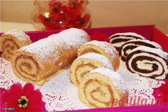 Рулет бисквитный, выпекается с начинкой.