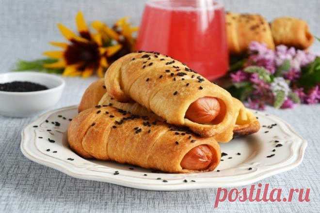 Сосиски в слоеном тесте в духовке - 12 самых вкусных рецептов Делимся интересными и быстрыми рецептами, как приготовить сосиски в слоеном тесте в духовке. Из них получится отличный перекус с собой, удобная закуска к домашнему застолью или даже полноценный обед. Собрали только проверенные варианты!