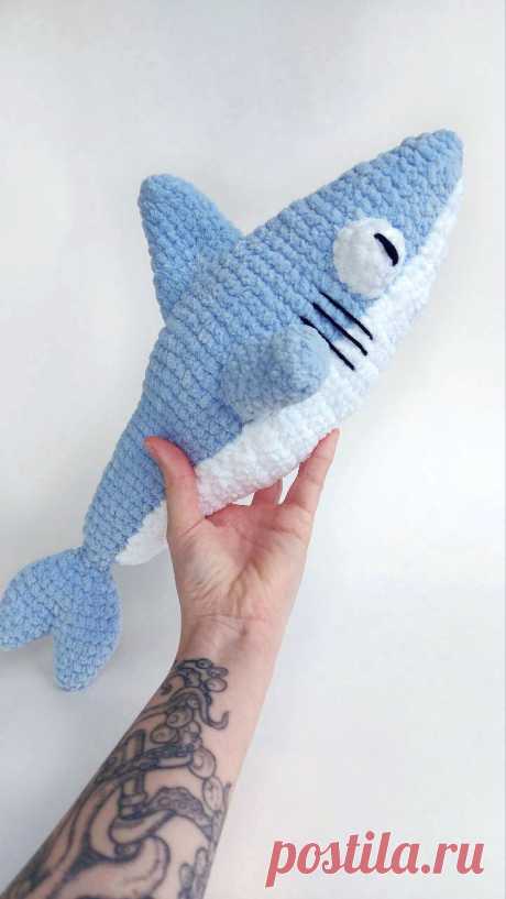 PDF Акува крючком. FREE crochet pattern; Аmigurumi toy patterns. Амигуруми схемы и описания на русском. Вязаные игрушки и поделки своими руками #amimore - плюшевая акула, хищная рыба, большая акула из плюшевой пряжи.