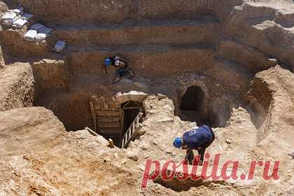 В пустыне Израиля нашли 1200-летний роскошный особняк. Археологи обнаружили богатое поместье возрастом 1200 лет на юге пустыни Негев в Израиле. Дом имел внутренний двор и состоял из четырех крыльев с несколькими комнатами для жильцов. Одна из секций представляет собой мраморный коридор с каменными полами и стенами с искусным декором.