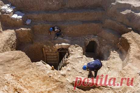 В пустыне Израиля нашли 1200-летний роскошный особняк. Археологи обнаружили богатое поместье возрастом 1200 лет на юге пустыни Негев в Израиле. Дом имел внутренний двор и состоял из четырех крыльев с несколькими комнатами для жильцов. Одна из секций представляет собой мраморный коридор с каменными полами и стенами с искусным декором.