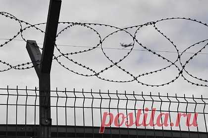 Водитель снес забор у взлетной полосы во Внуково. Неизвестный водитель заехал на территорию аэропорта Внуково и снес забор у взлетной полосы. По информации источников, мужчина проехал по летному полю и пробил металлическое ограждение. До взлетной полосы ему оставалось 300 метров. В настоящий момент нарушитель задержан.