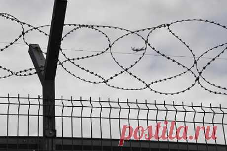 Водитель снес забор у взлетной полосы во Внуково. Неизвестный водитель заехал на территорию аэропорта Внуково и снес забор у взлетной полосы. По информации источников, мужчина проехал по летному полю и пробил металлическое ограждение. До взлетной полосы ему оставалось 300 метров. В настоящий момент нарушитель задержан.