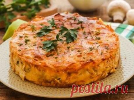 Блинный пирог с сыром, грибами и зеленью