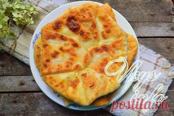 Творожные лепешки с зеленью на сковороде Для сытного перекуса можно приготовить очень вкусные лепёшки из пресного теста с творогом и зеленью. Сегодня предлагаю рецепт таких простых в приготовлении лепёшек.Творожные лепешки на сковороде получ…