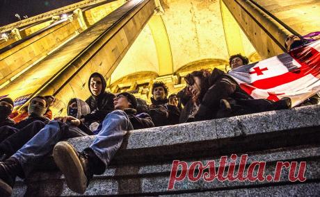 В ЕС задумались об отмене безвиза с Грузией из-за закона об иноагентах. Четыре страны Евросоюза предлагают рассмотреть введение точечных санкций против Грузии из-за закона об иноагентах, а также заморозку средств ЕС и приостановку безвизового режима. Ряд государств выступает против последней меры