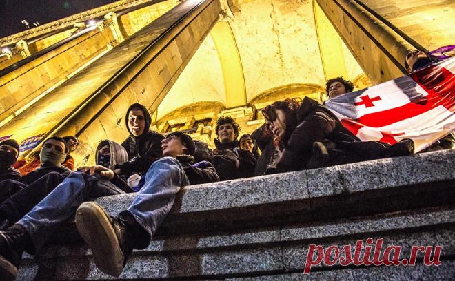 В ЕС задумались об отмене безвиза с Грузией из-за закона об иноагентах. Четыре страны Евросоюза предлагают рассмотреть введение точечных санкций против Грузии из-за закона об иноагентах, а также заморозку средств ЕС и приостановку безвизового режима. Ряд государств выступает против последней меры