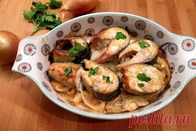 ​Попробовав один раз такую скумбрию, теперь постоянно эту рыбку делаю именно так!

Понадобится:
Скумбрия свежемороженная - 1 кг. (три рыбки)
Лук - чем больше, тем лучше! (у меня уходит пять хороших луковиц)
Майонез
Кетчуп
Специи