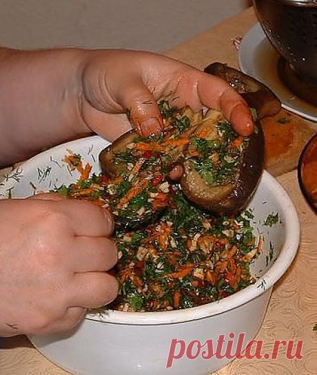 БАКЛАЖАНЫ МАРИНОВАННЫЕ ФАРШИРОВАННЫЕ ЗЕЛЕНЬЮ.